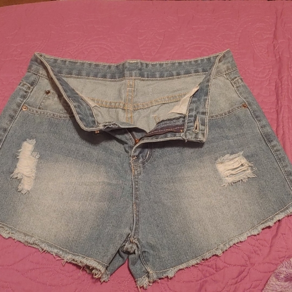 Women's short shorts - Picture 4 of 8